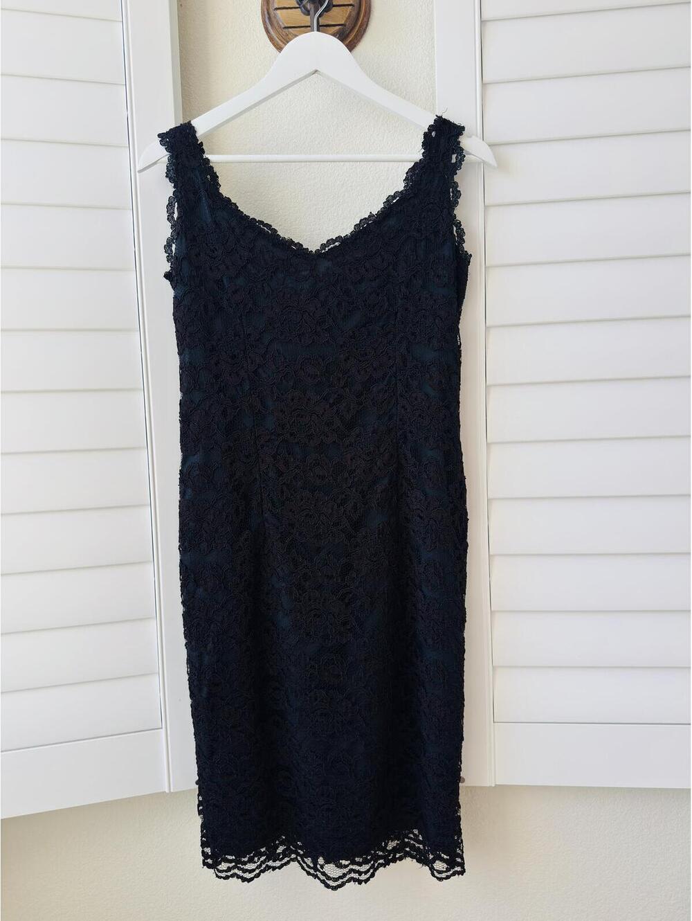 Moda INTL Vintage Black & Burgundy Lace overlay - Size 8